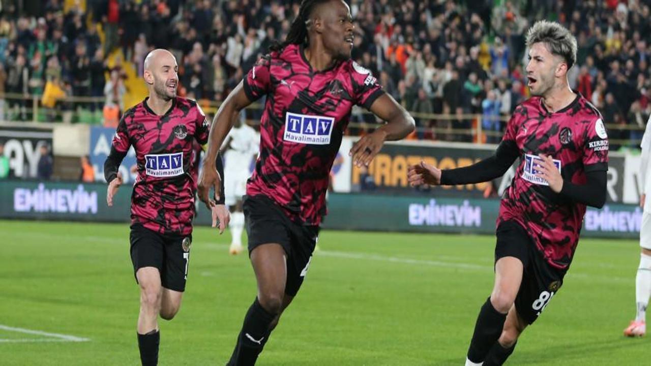 Alanyaspor evinde hata yapmadı! Konya engelini 2 golle geçti