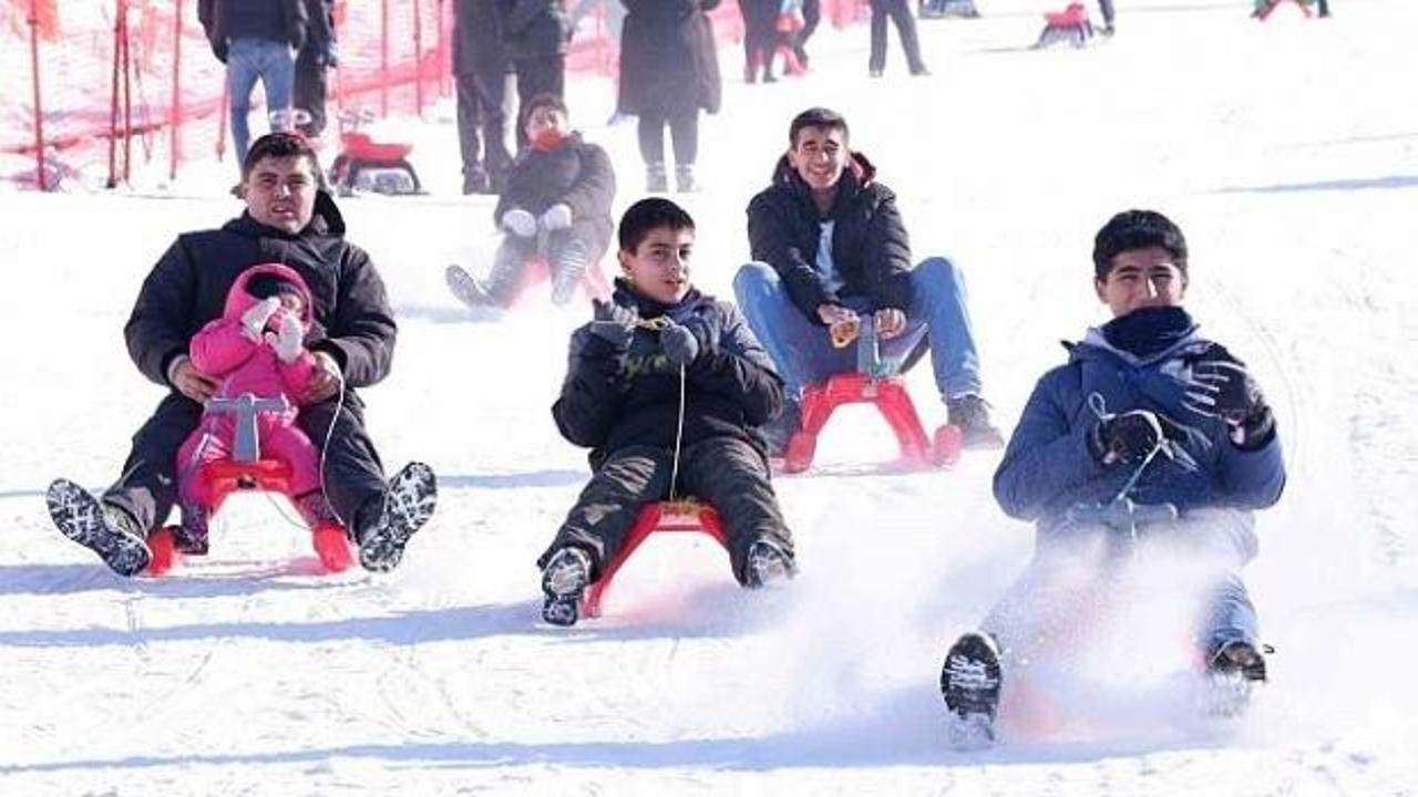 Palandöken'e gelen turistler, güneşli havada kayak yapmanın keyfini çıkardı