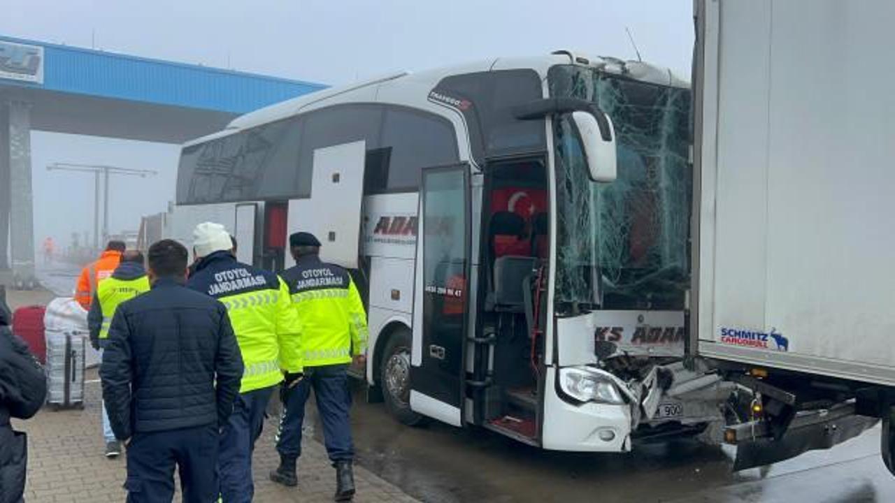 Yolcu otobüsü, önündeki TIR'a çarptı: 8 yaralı